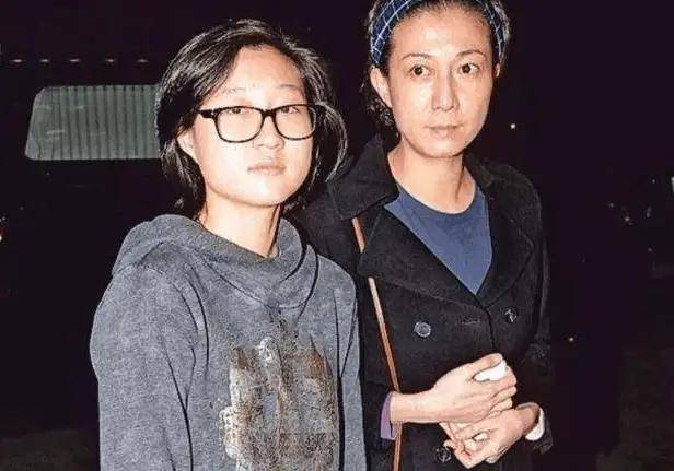 考古|小龙女正式与成龙和解？被曝生活拮据遭父亲经济支援，叛逆多年的她终成熟