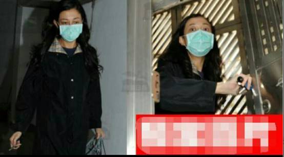 考古|小龙女正式与成龙和解？被曝生活拮据遭父亲经济支援，叛逆多年的她终成熟