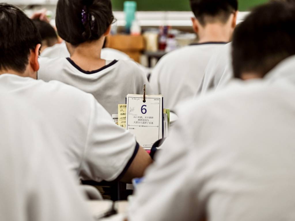 县政府100多万买名校网课 不少学生摆烂睡觉