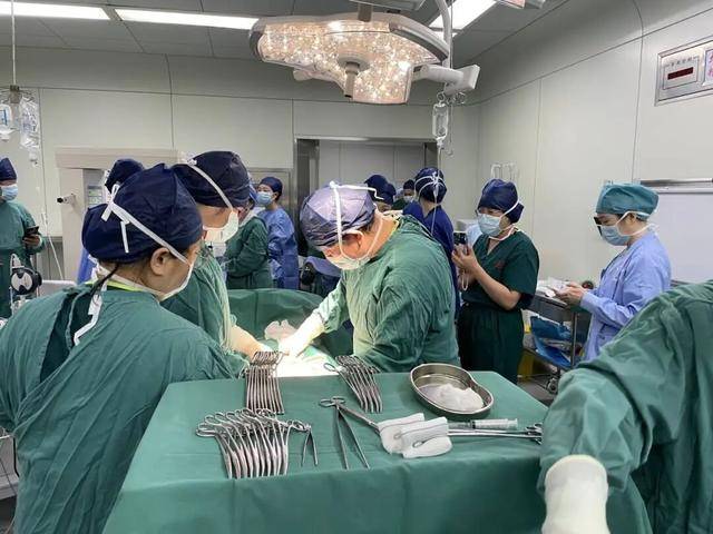 新疆一24岁产妇凌晨生下5胞胎（1男4女），最重1030克，最轻仅870克，概率六千万分之一