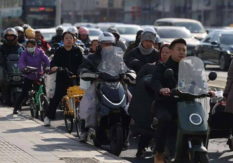北京市民请注意！五一起骑乘电动自行车须佩戴安全头盔
