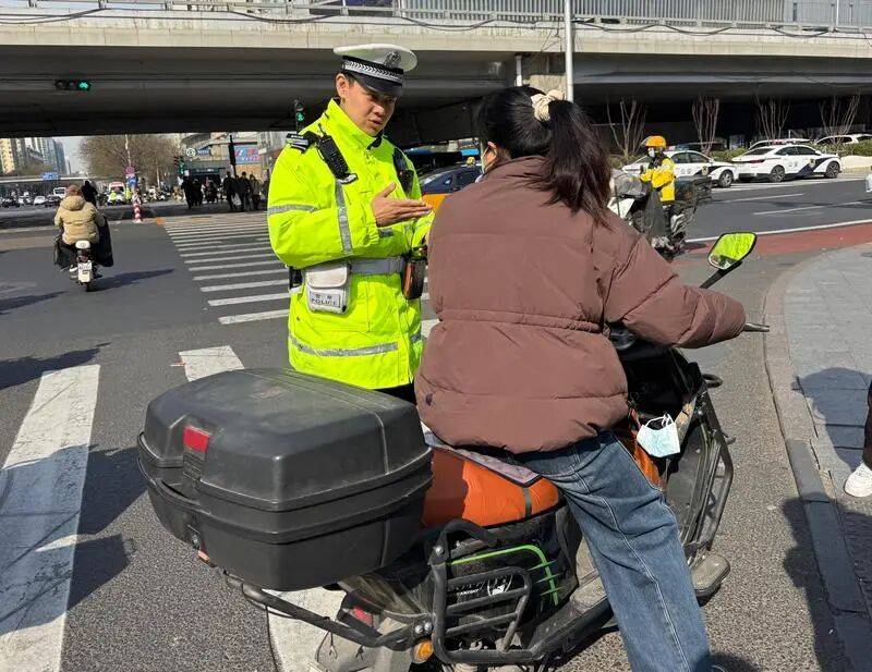 北京市民请注意！五一起骑乘电动自行车须佩戴安全头盔