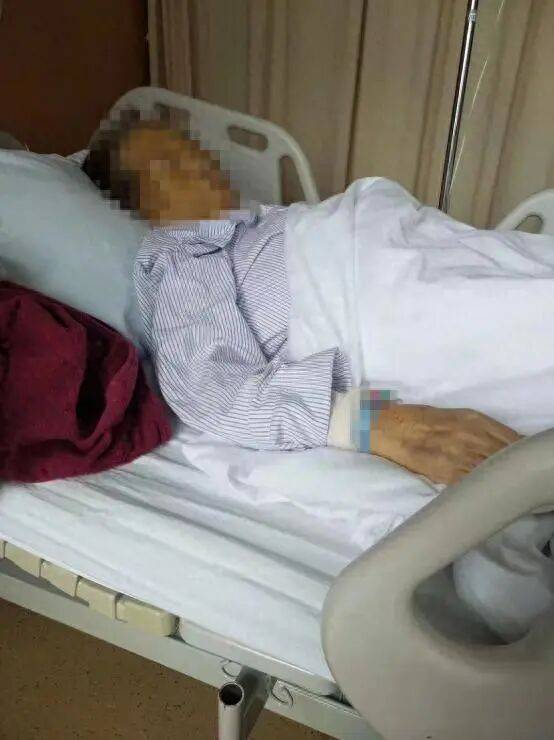 深圳男子因机器人切除肿瘤不彻底,时隔18天二次手术,两年后去世;医院:不属医疗事故;鉴定:机器人手术未及时发现肿瘤遗漏,医院担主责