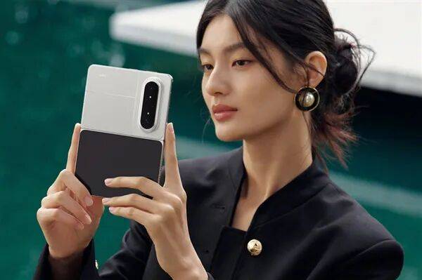 任正非小女儿姚安娜代言华为新手机Pura X Max，另一位代言人系演员王安宇；华为高管李小龙：这是他使用过的最出色双折叠屏设备