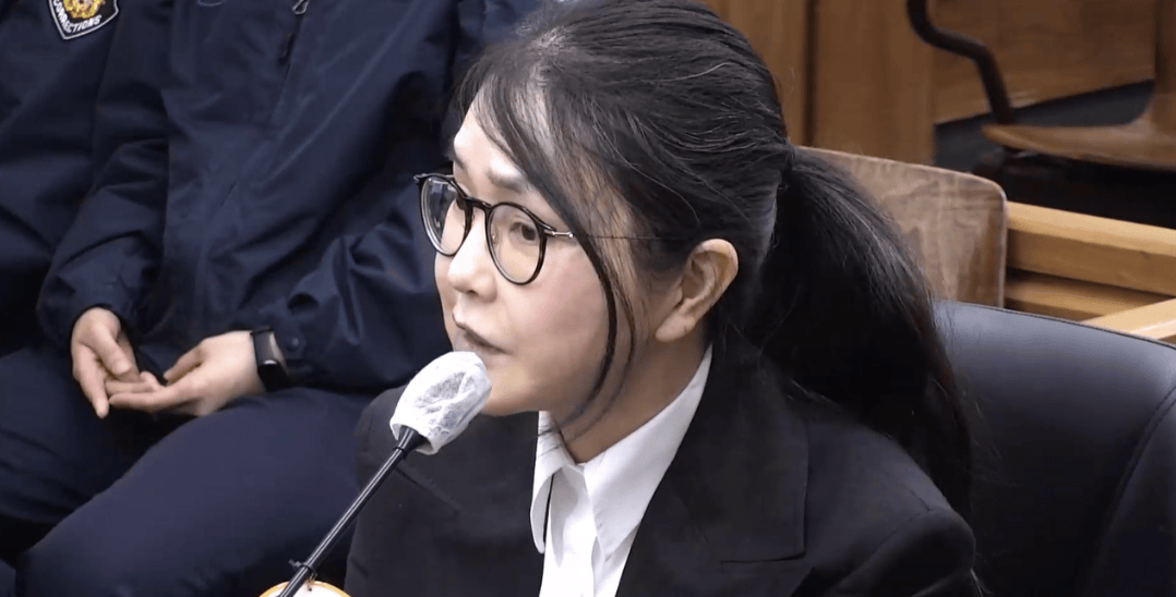 金建希二审加刑至4年:香奈儿手袋被认定为请托报酬,股价操纵案定性“共犯”