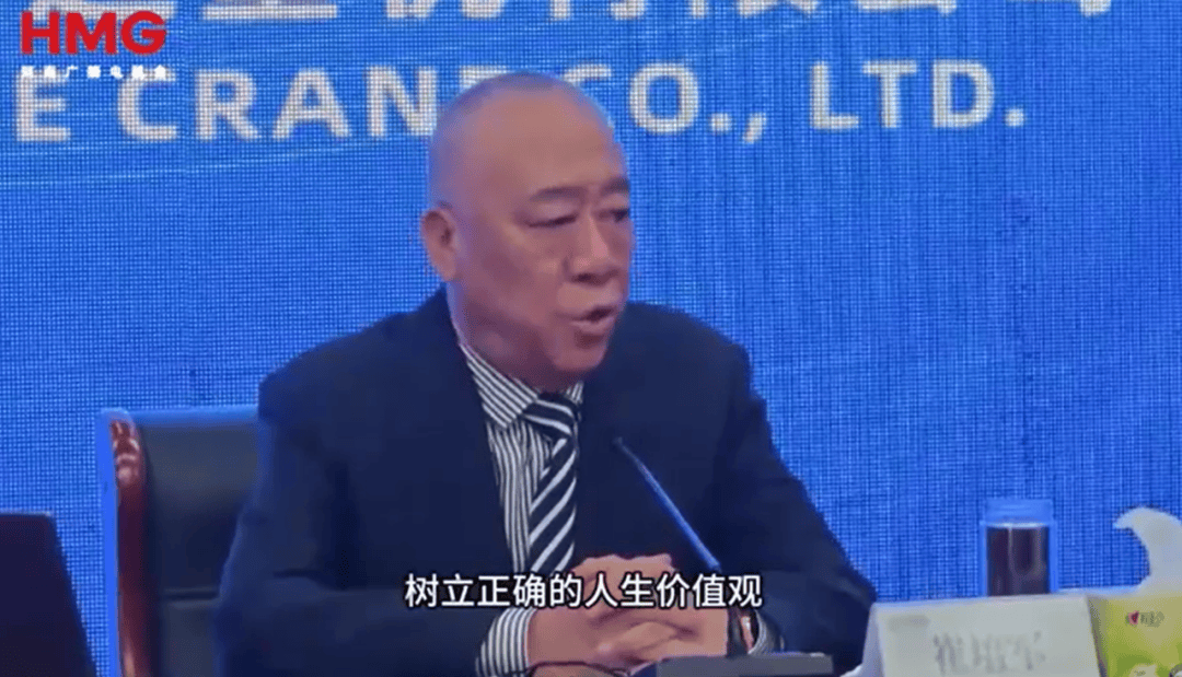 河南一员工嫌弃母亲丢人不让其参加婚礼，被“最爱发钱的老板”当场辞退：不孝之人，企业不养