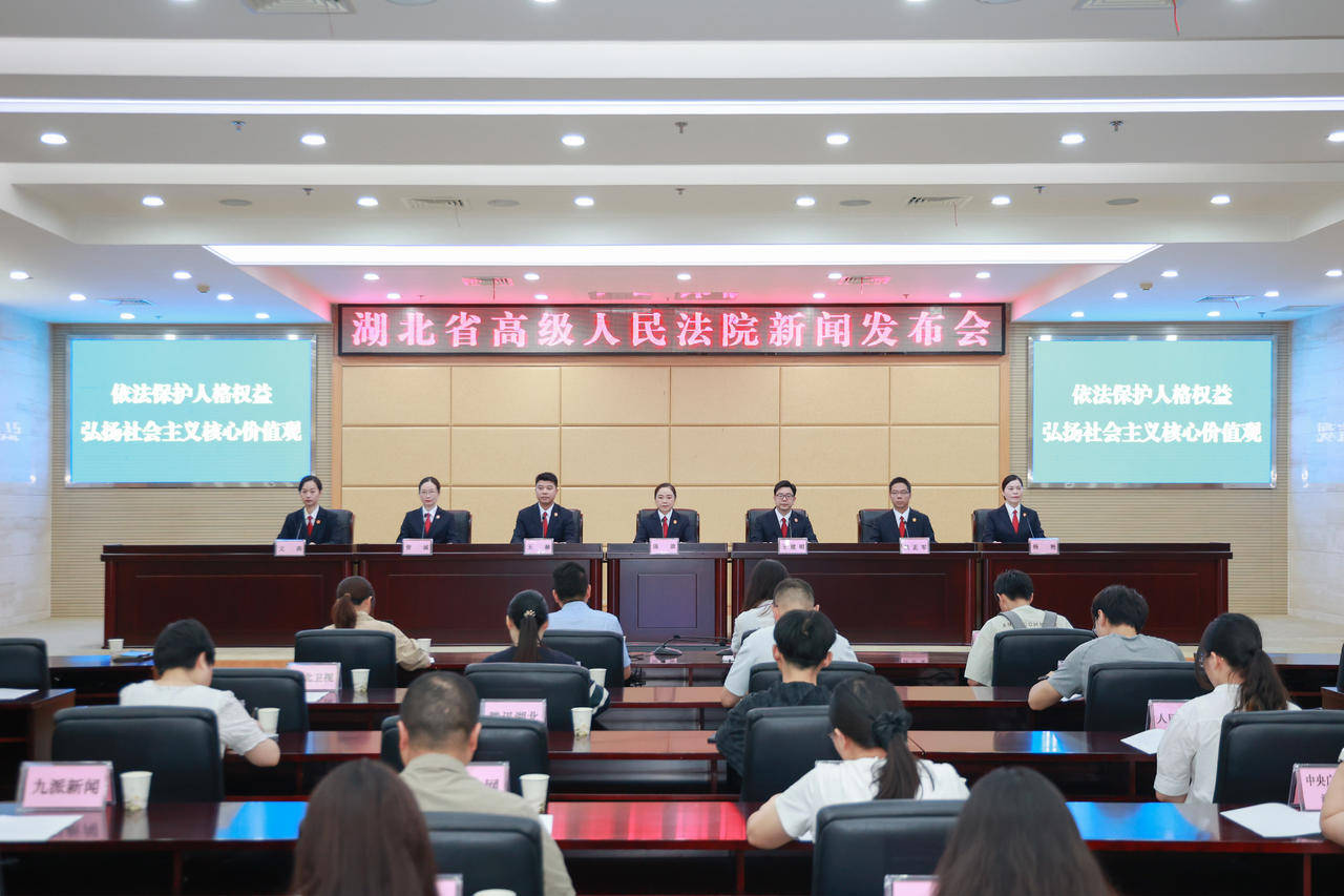 给爷爷奶奶扫墓时，发现墓碑上没有自己和父亲的名字，男子将叔伯姑姑5人告上法庭，法院判了