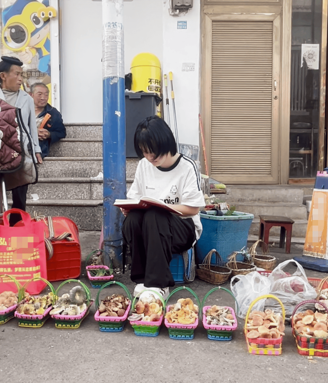 云南昭通女孩集市卖菌子时 收到北大录取通知书!