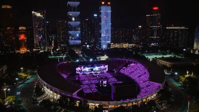 知名歌手广州开演唱会，突然坐地上，称“太热没风，有点晕”！广东天气最新提醒