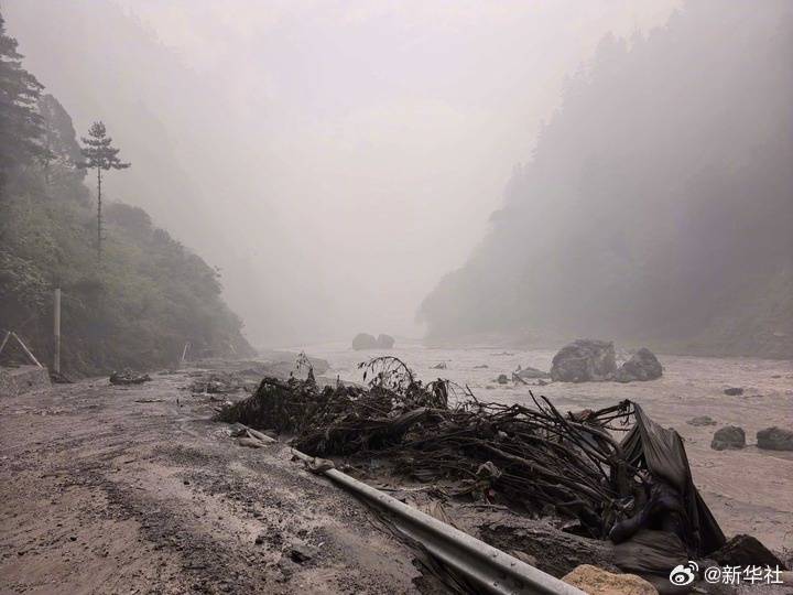 西藏吉隆泥石流灾害现场画面：或有人员失联，我方一侧前往吉隆口岸的道路、通信等中断
