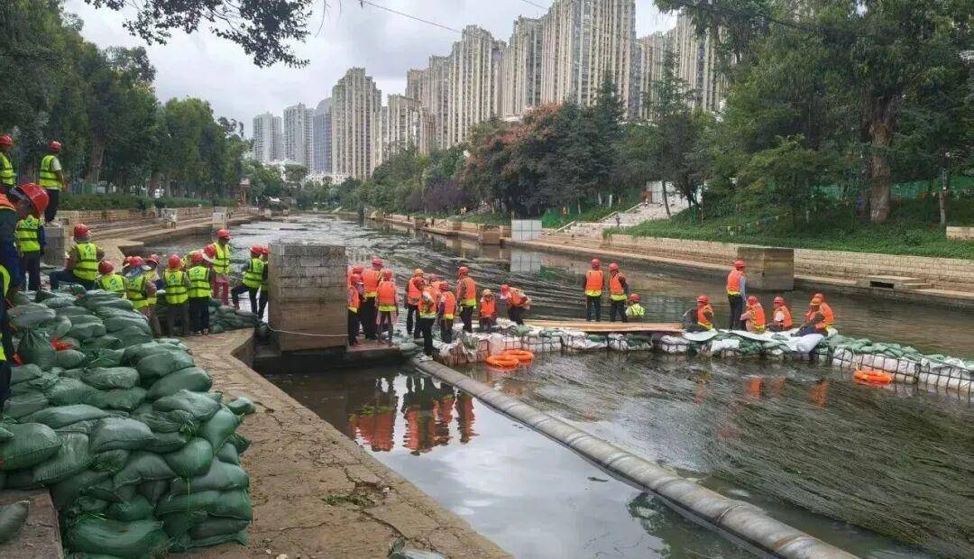 昆明多个区域停水三天 大口径原水管道突发爆管，居民用水受影响
