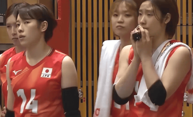 日本女排颁奖全程黑脸！曾10-2领先遭逆转队员落泪，日媒直言心理被击溃